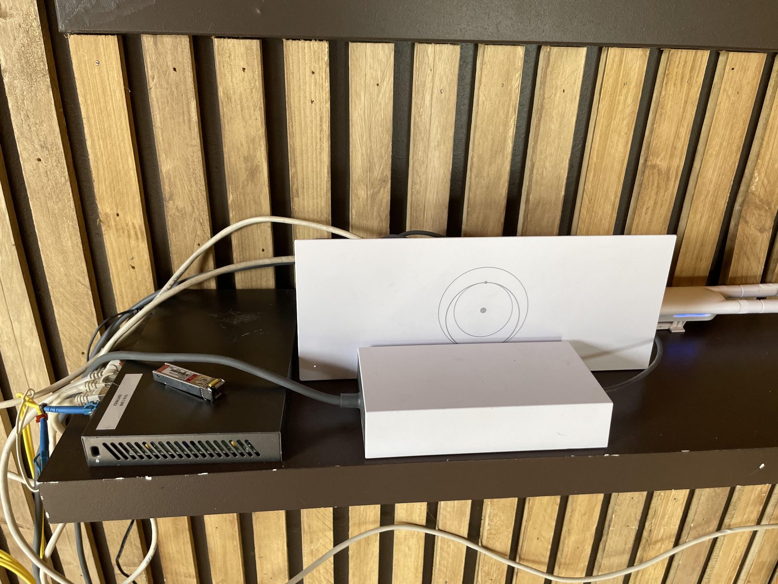 Canon français : borne WiFi reliée à l'antenne Starlink