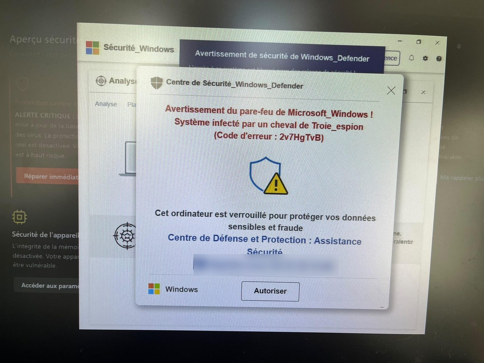 PC piraté : la fausse alerte Windows Defender (numéro masqué)